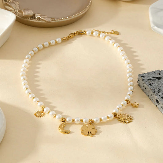 Collier Doré En Perles Blanches Avec Pendentifs Charms Porte-Bonheur