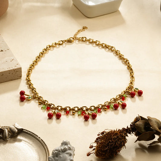 Colliers chaîne dorée breloques cerises et perles rouges