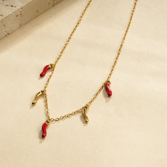Collier chaîne fine dorée 5 piments